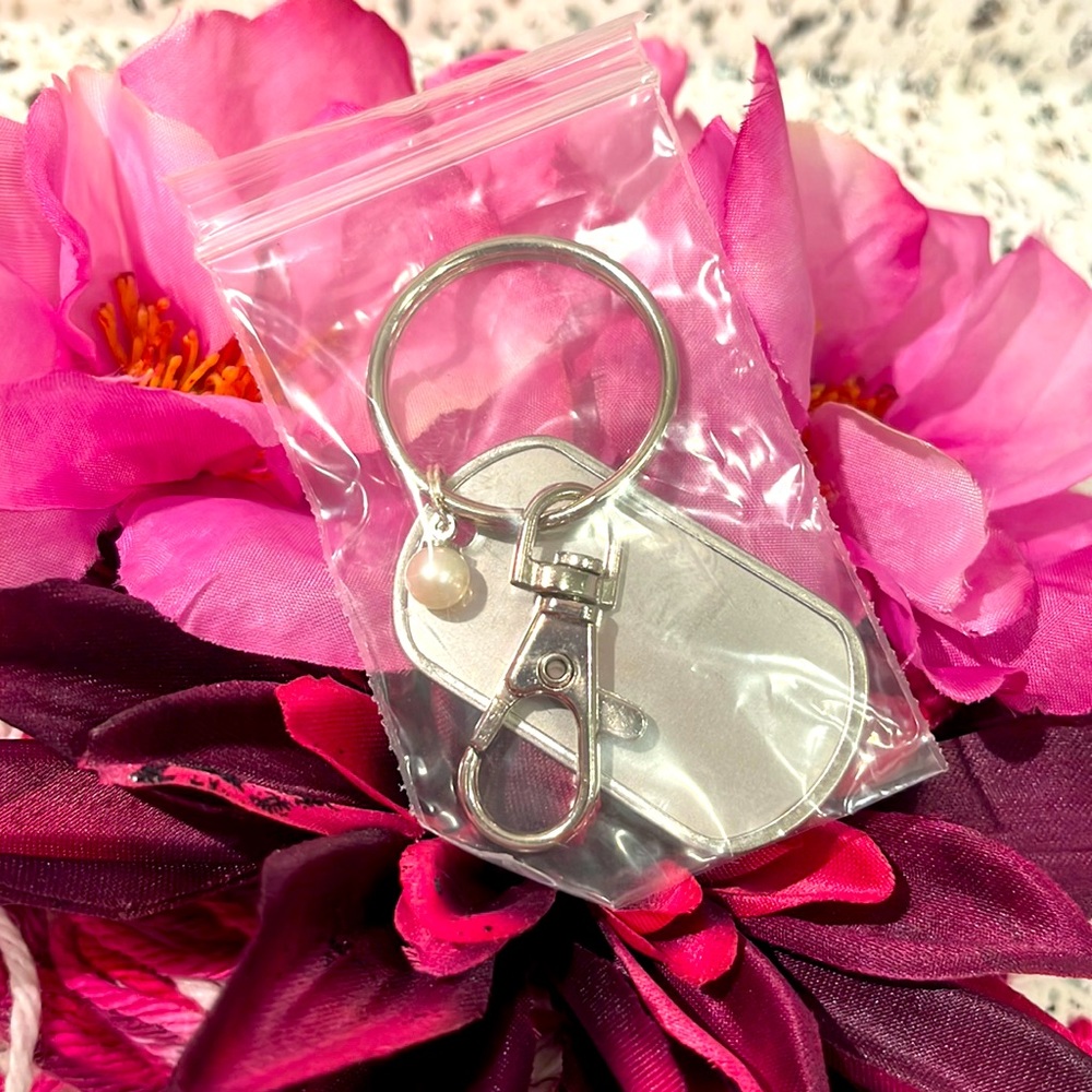 NWT! Engravable! Vantel Pearls- Dog Tag/Keychain